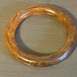 ROOT BEER VINTAGE LUCITE BANGLE BRACELET